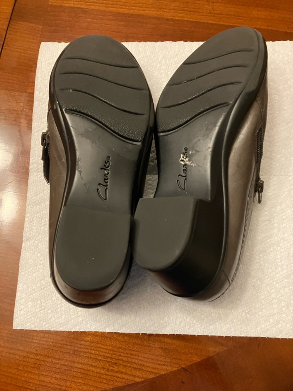 CLARK’S. Dark Green Leather With Side Zipper Shoe. Size 7.5. VERY NICE! - Picture 9 of 14